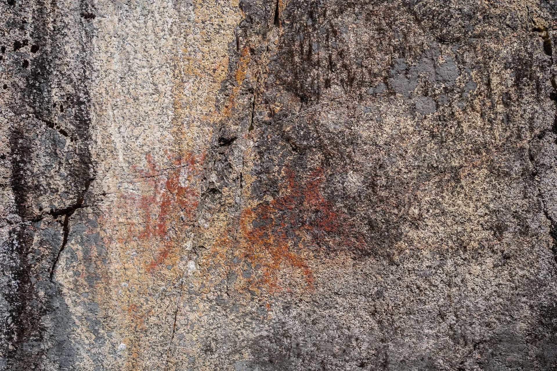 Nahaufnahme der rotbraunen Farbreste auf der Felswand