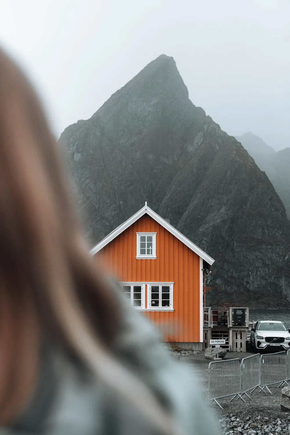Das berühmte gelbe Haus in Sakrisøy vor dem Olstind im Dunst