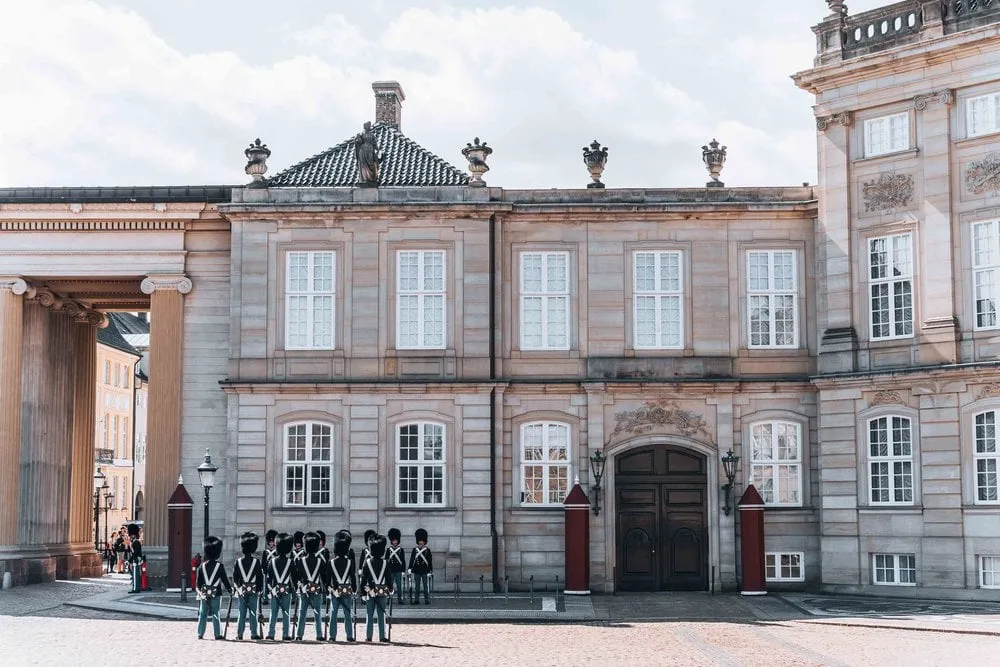 Die Wachablösung vor dem Palast Amalienborg