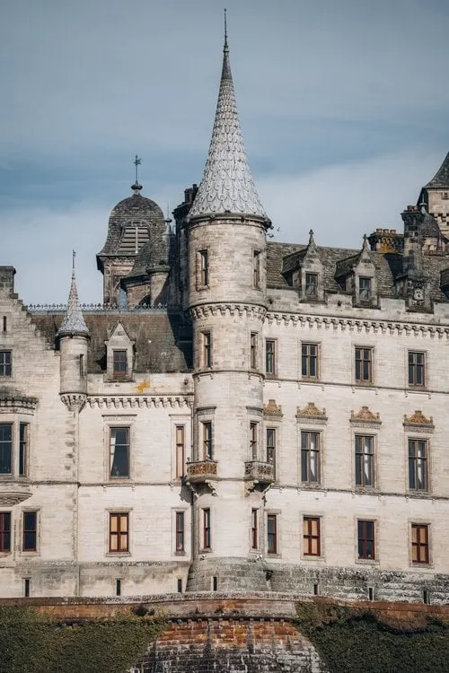 Die Türme und Erker von Dunrobin Castle aus der Nähe