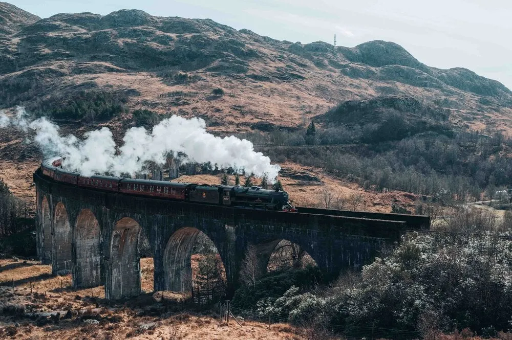 Der dampfende Jacobite Steam Train auf dem Glenfinnan-Viadukt