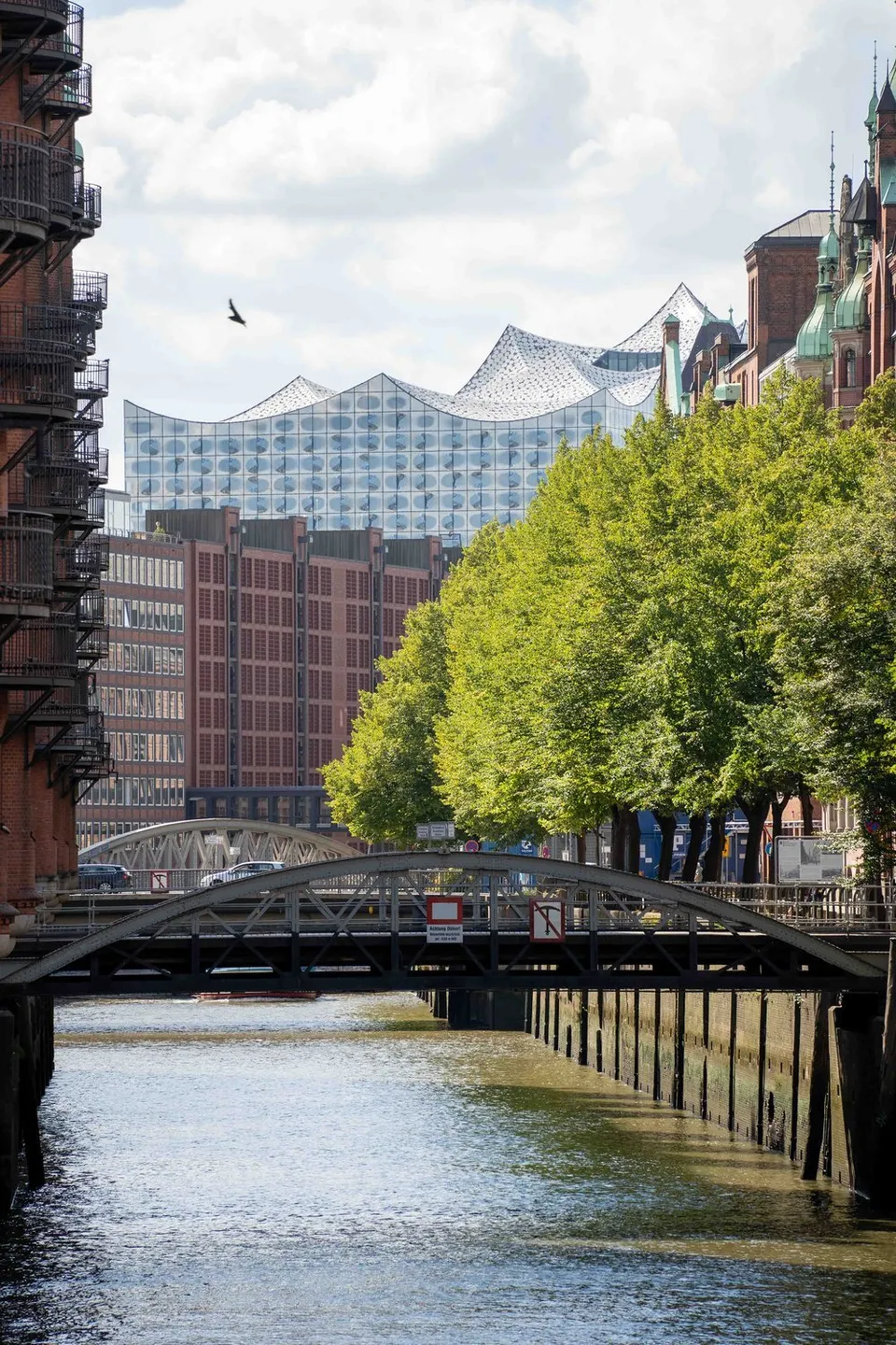 Ein Fleet in der Speicherstadt, dahinter die Elbphilharmonie