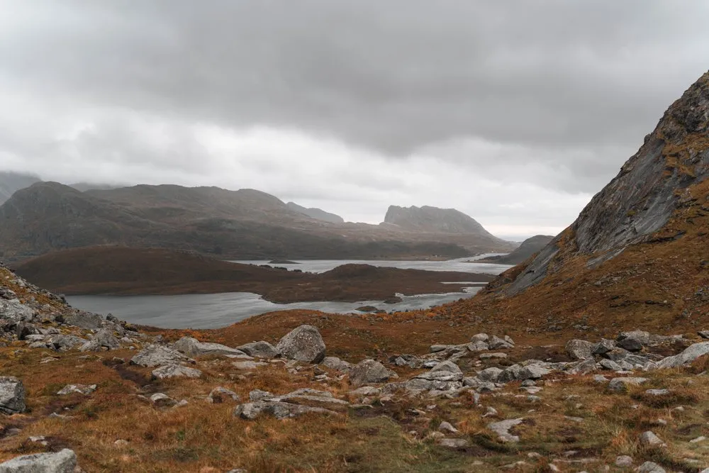 Blick vom Weg oberhalb des Kvalvika Beach zurück über Seen und Buchten, rechts eine steile Felsflanke