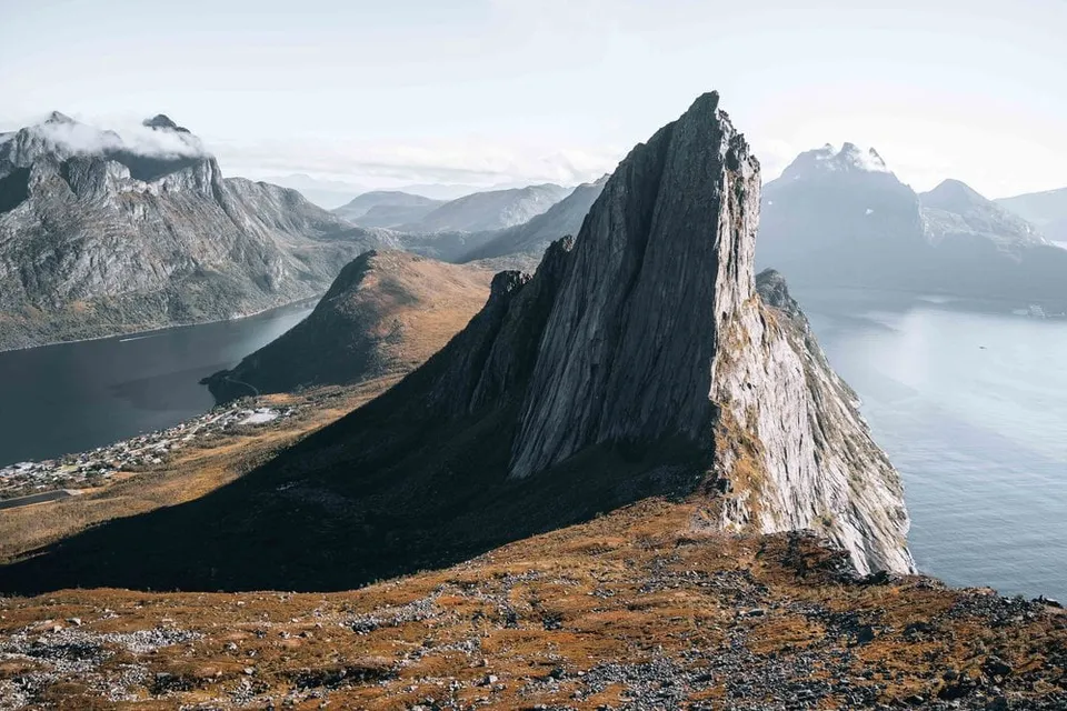 Vom Hesten zieht sich der Grat bis zur steilen Felswand des Segla über dem Fjord