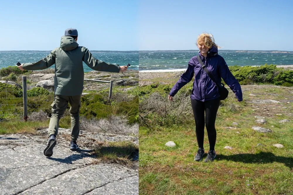 Zwei Fotos nebeneinander: ein Mann breitet im Wind die Arme aus, eine Frau mit wehenden Haaren lächelt, dahinter das Meer