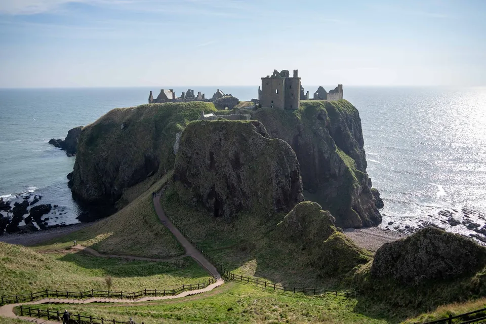 Dunnottar Castle auf seiner Landzunge über der Nordsee