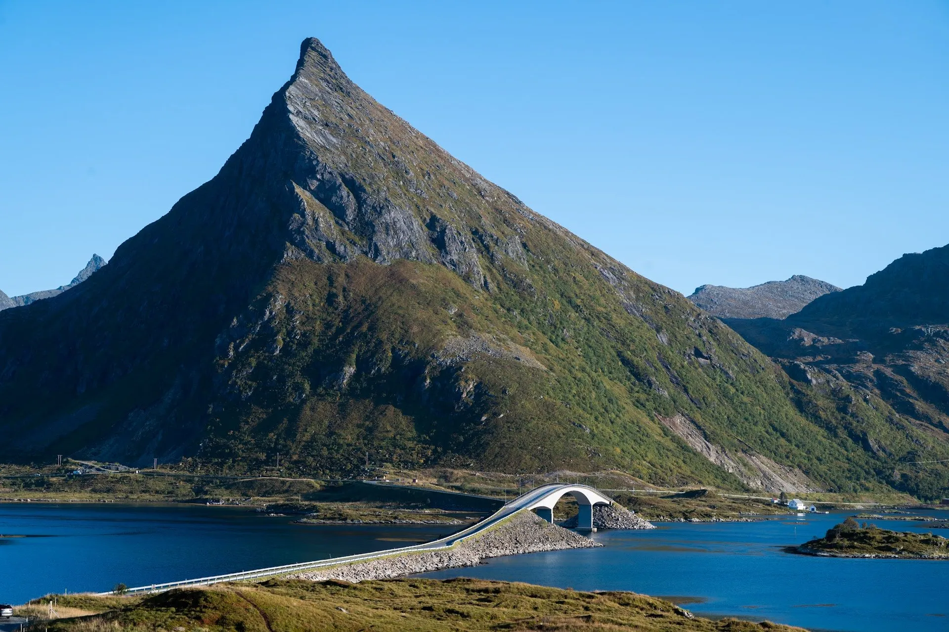 Eine der Twin-Bridges zwischen Fredvang und Ramberg, im Hintergrund eine spitze Bergflanke