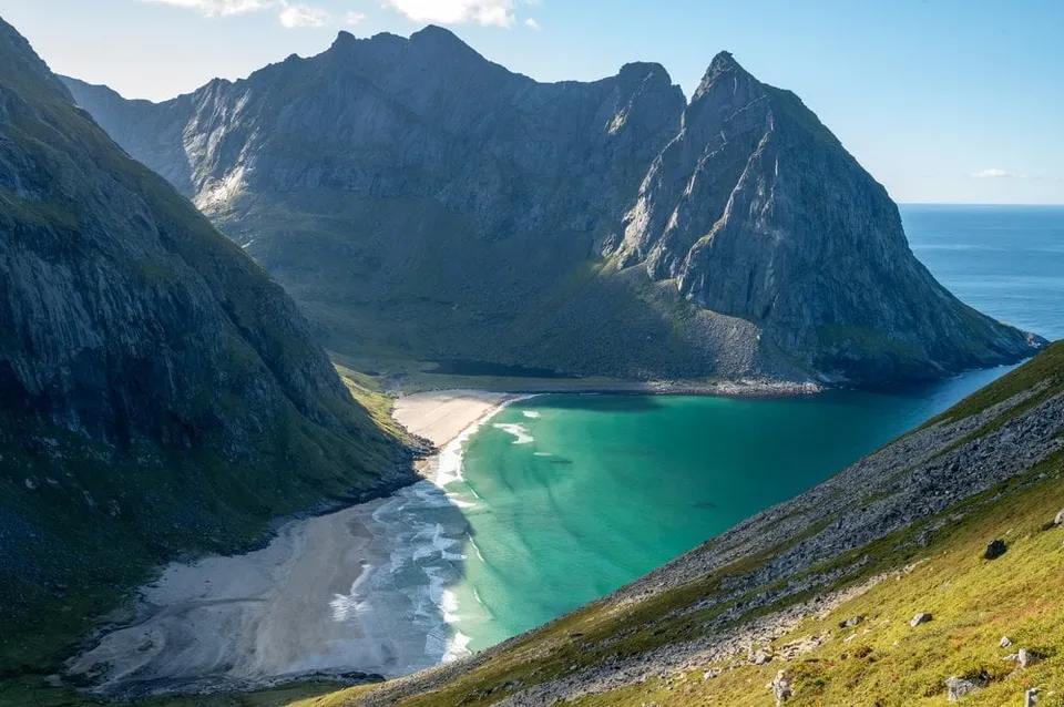 Der Kvalvika Beach zwischen zwei mächtigen Bergflanken