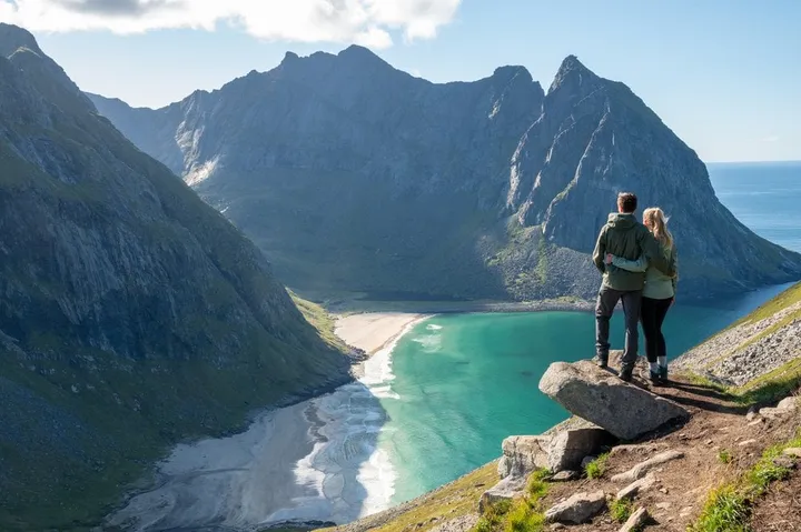 Wir beide auf dem überhängenden Felsen über der Bucht