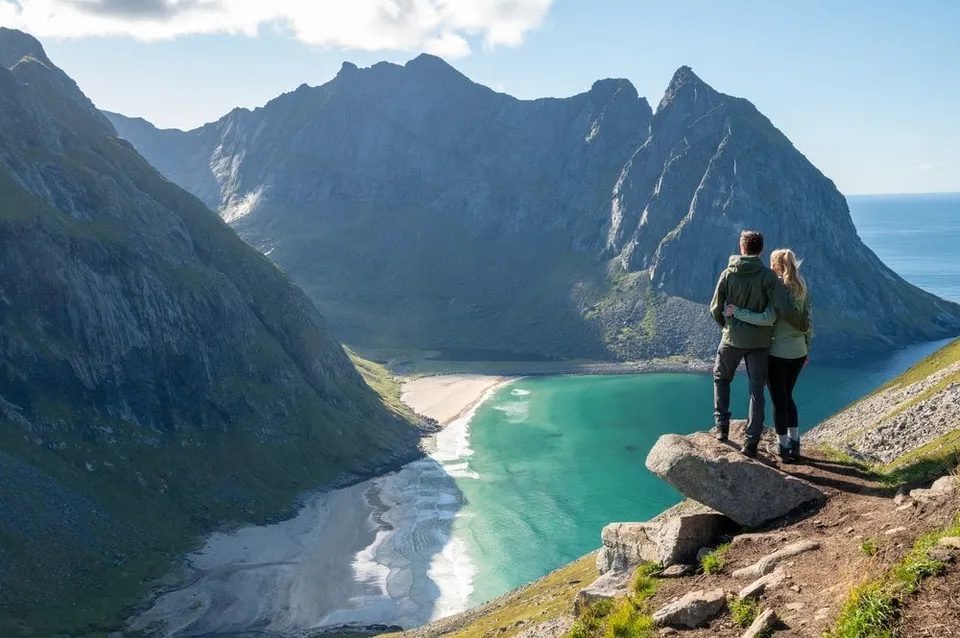 Wir beide auf dem überhängenden Felsen über der Bucht