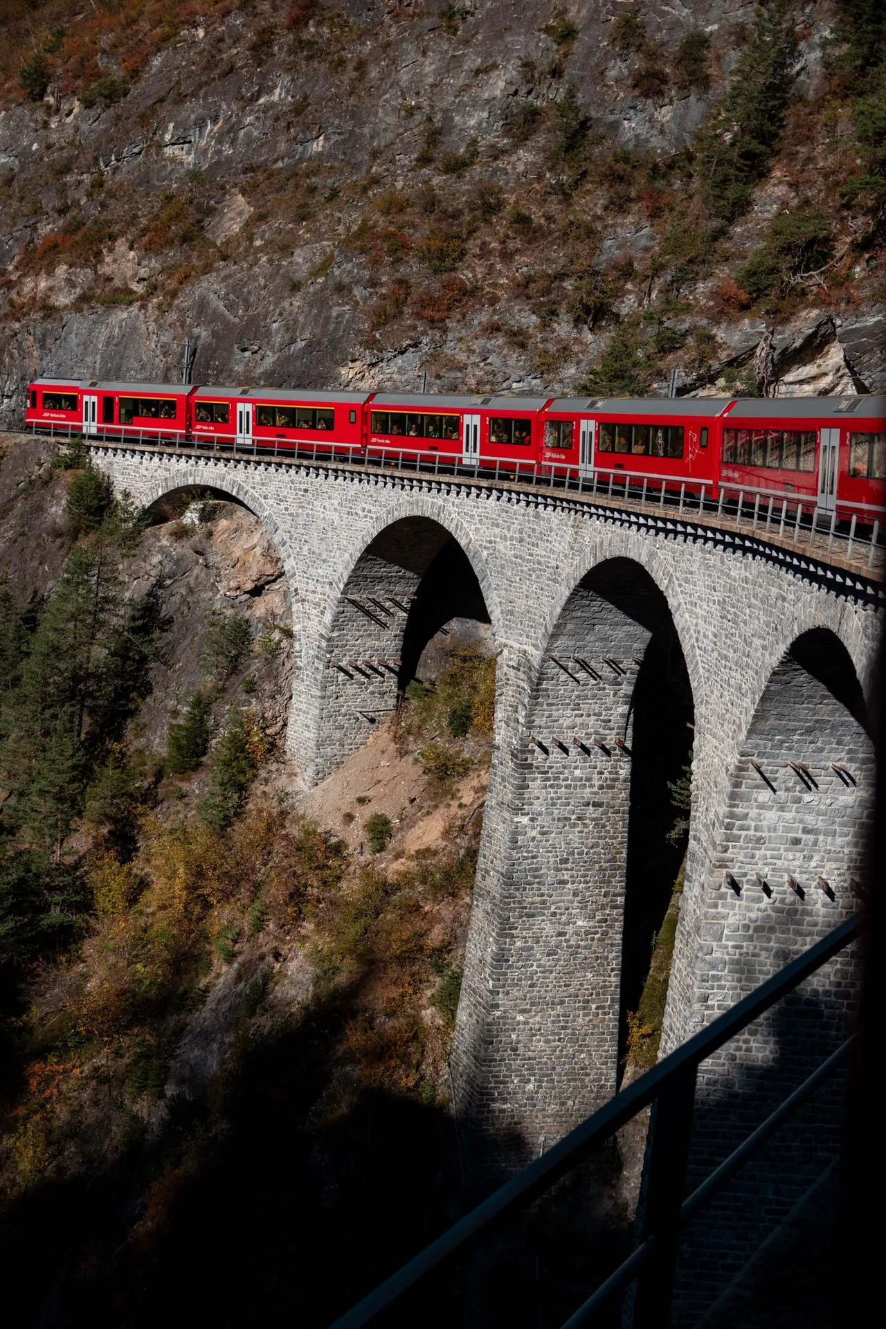 Die roten Wagen unseres Zugs auf dem Landwasserviadukt mit seinen hohen, schlanken Pfeilern