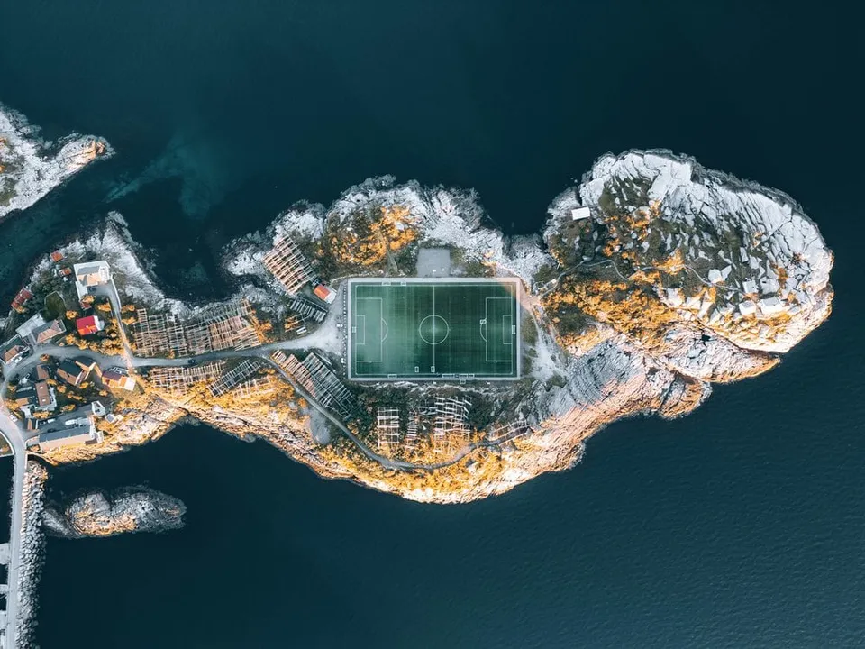 Das Fussballfeld von Henningsvær im goldenen Abendlicht