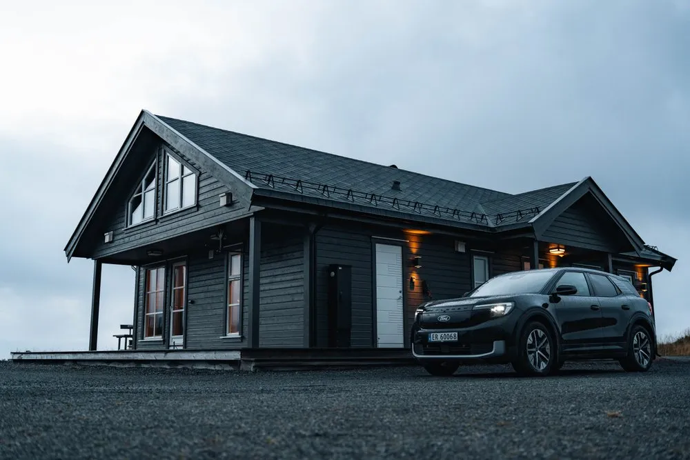 Unser Ford Explorer am Abend vor dem Airbnb bei Ramberg, im Haus brennt Licht