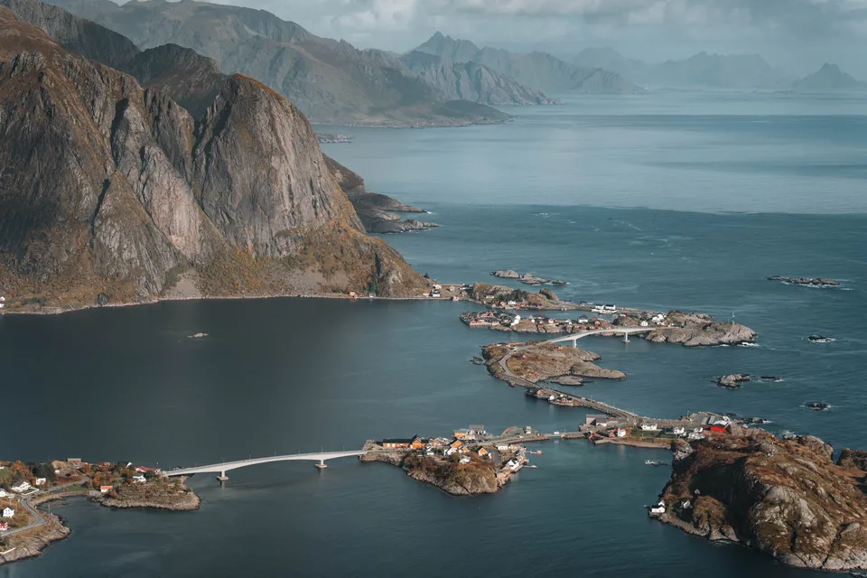 Blick vom Reinebringen auf Reine, die kleinen Inseln und die Brücken im Fjord