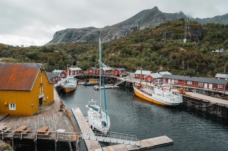 Der Hafen von Nusfjord mit den gelben und roten Häuschen am Wasser