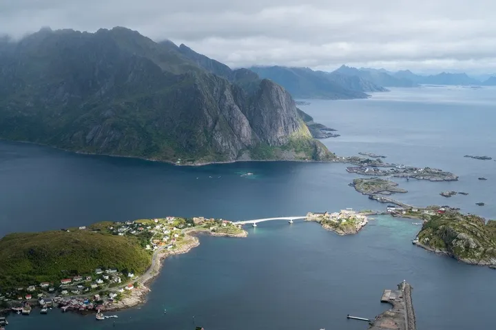 Weiter Blick über Reine mit der Brücke über den Fjord