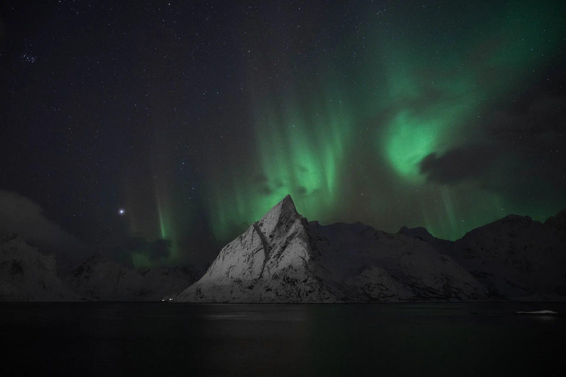 Strahlender Sonnenschein auf den schneebedeckten Lofoten. Bild 14