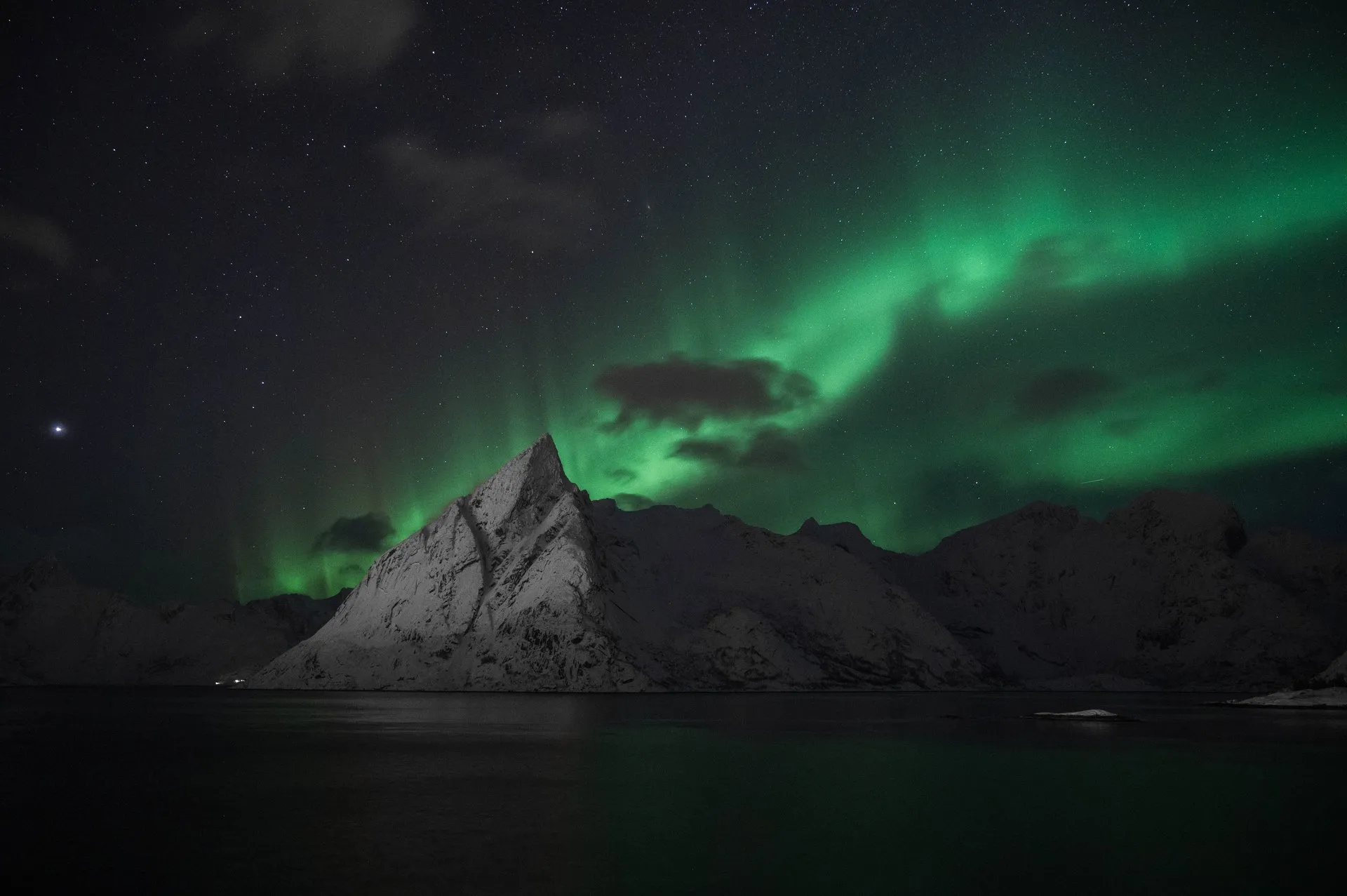 Strahlender Sonnenschein auf den schneebedeckten Lofoten. Bild 15