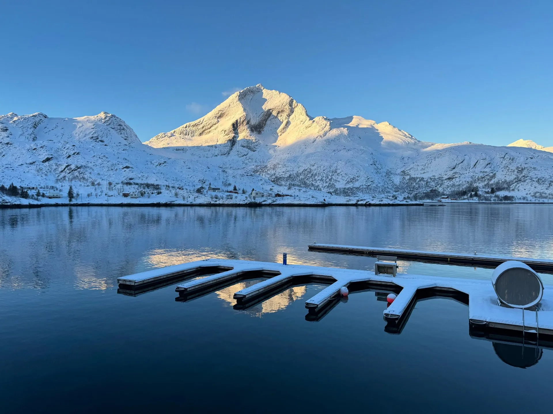 Strahlender Sonnenschein auf den schneebedeckten Lofoten. Bild 3
