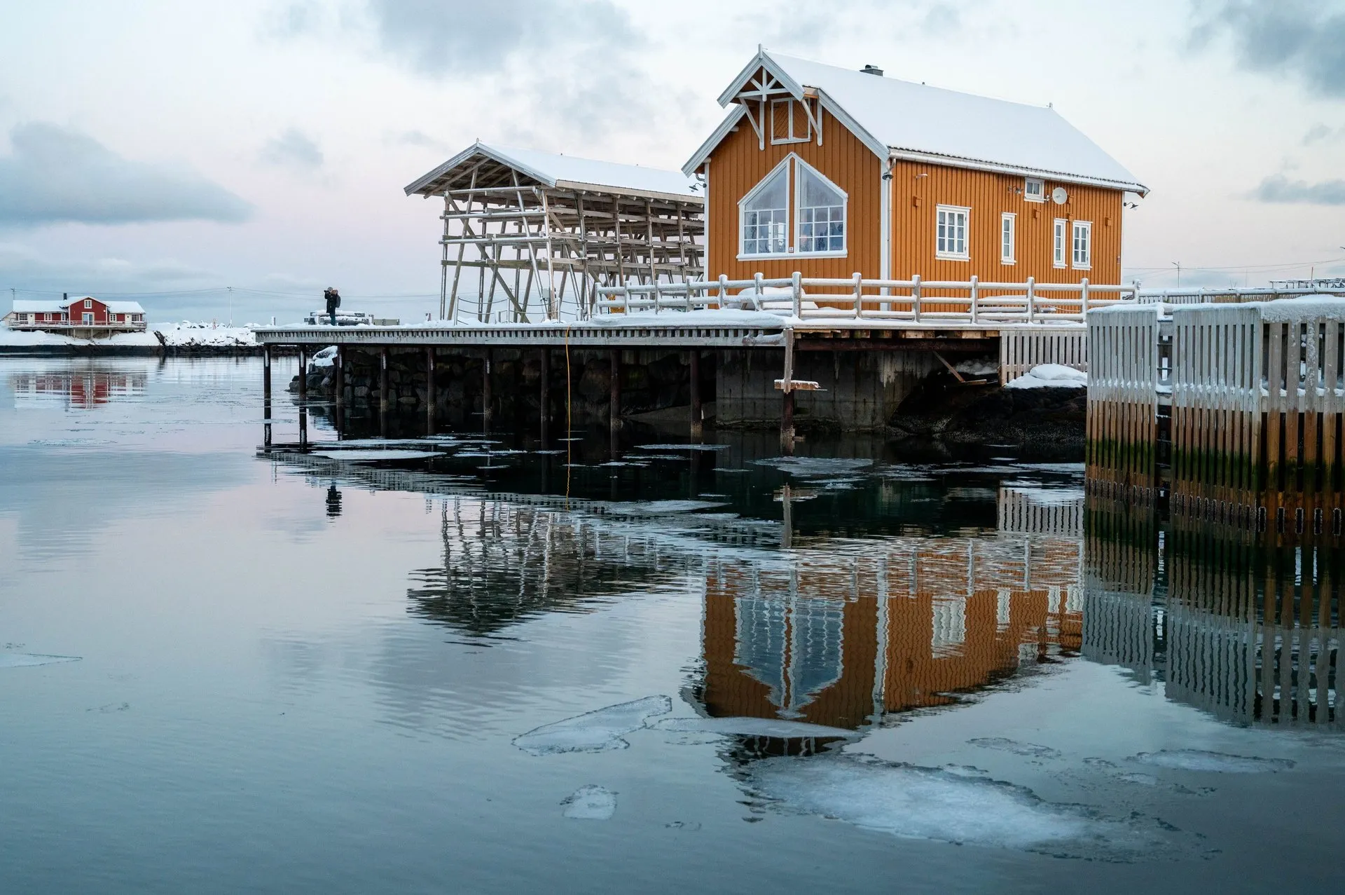 Strahlender Sonnenschein auf den schneebedeckten Lofoten. Bild 8