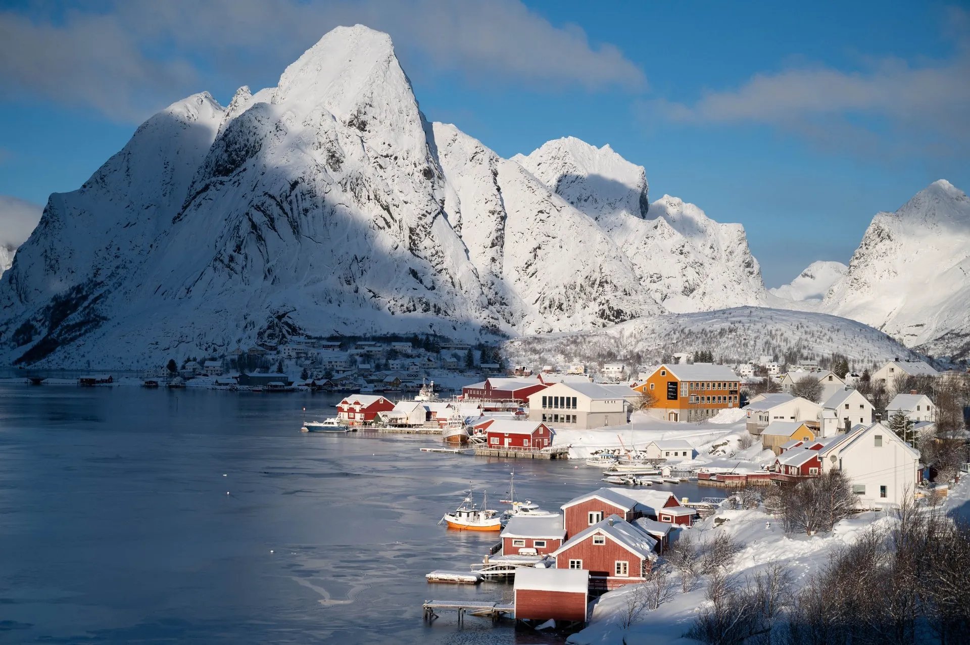 Strahlender Sonnenschein auf den schneebedeckten Lofoten. Bild 9