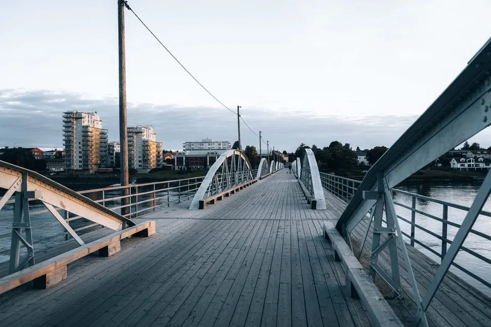 Eine Fussgängerbrücke führt über den Fluss nach Umeå hinein
