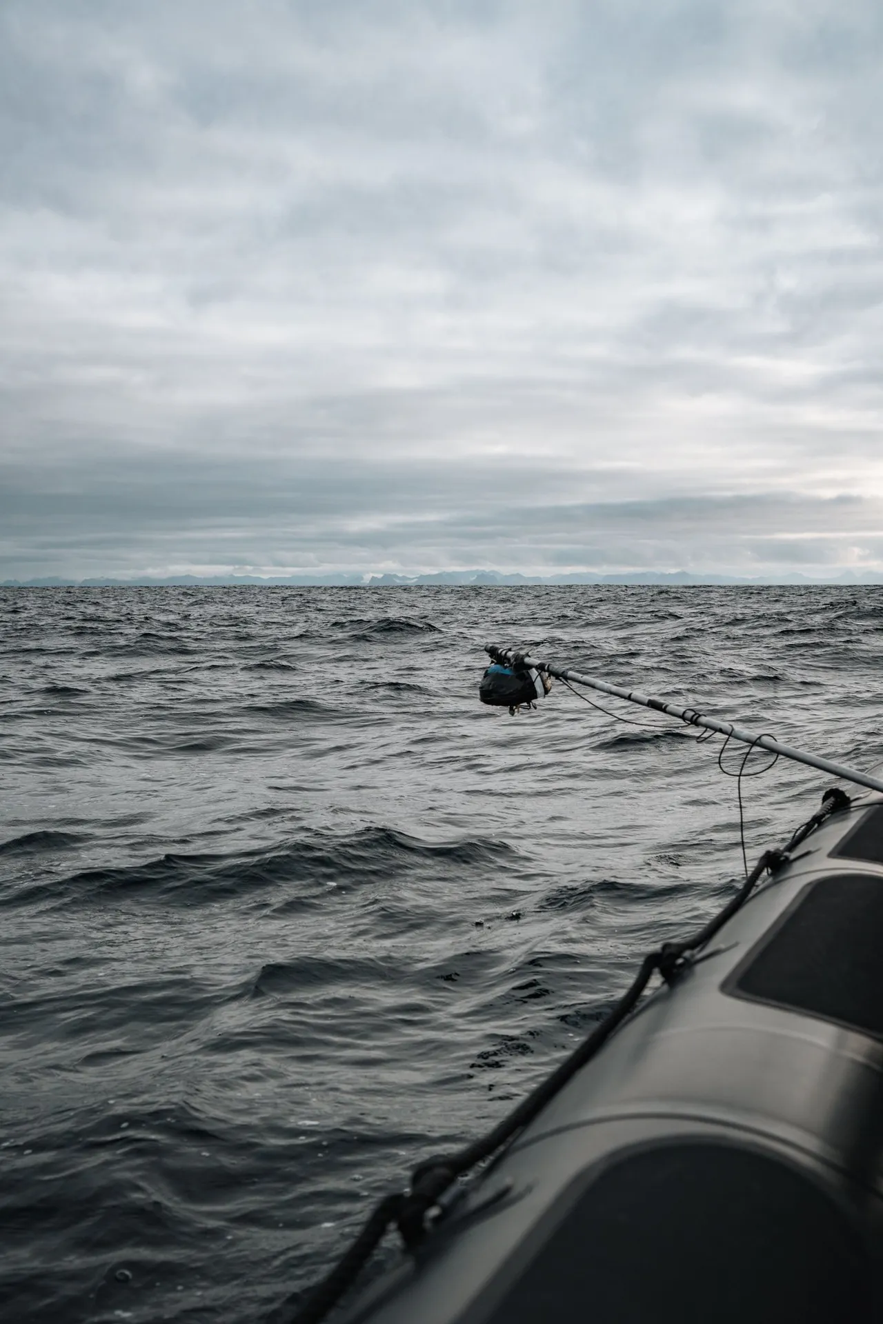 Das Hydrofon an einem Metallstab, der vom Schlauchboot über das graue Meer vor Andenes ragt