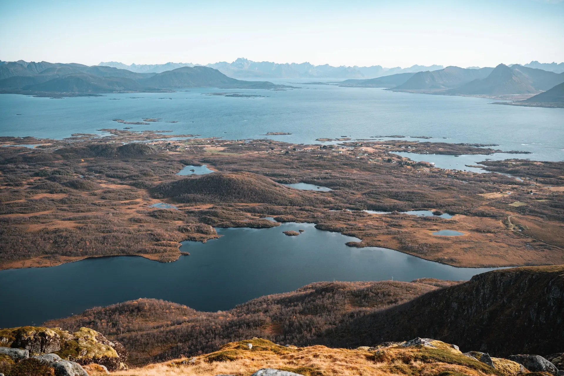 Seen und Moore auf der Hochebene unter dem Vetten, dahinter das Meer und am Horizont die Lofoten