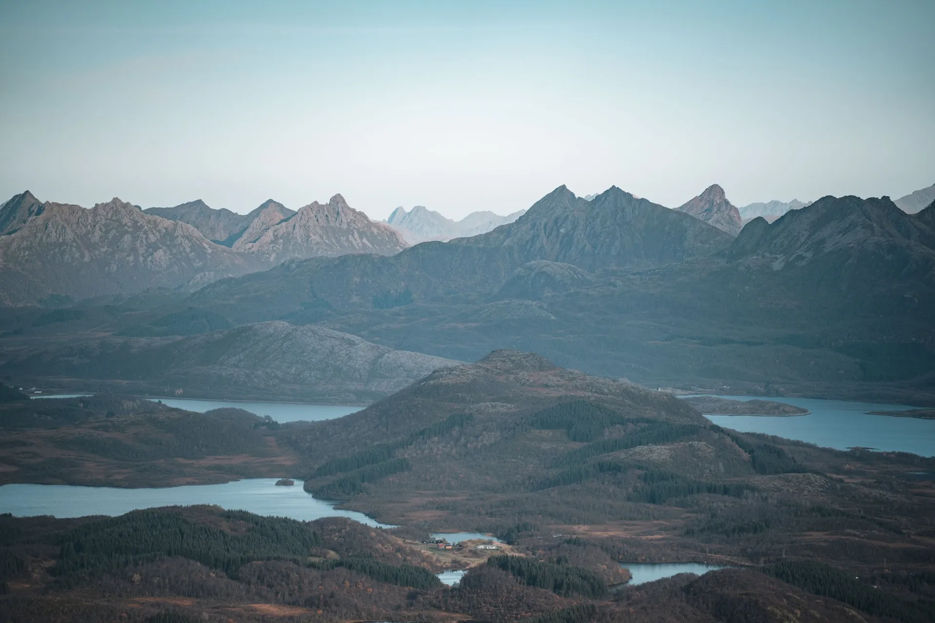 Bergketten im Dunst hinter Hügeln und kleinen Seen, vom Vetten aus