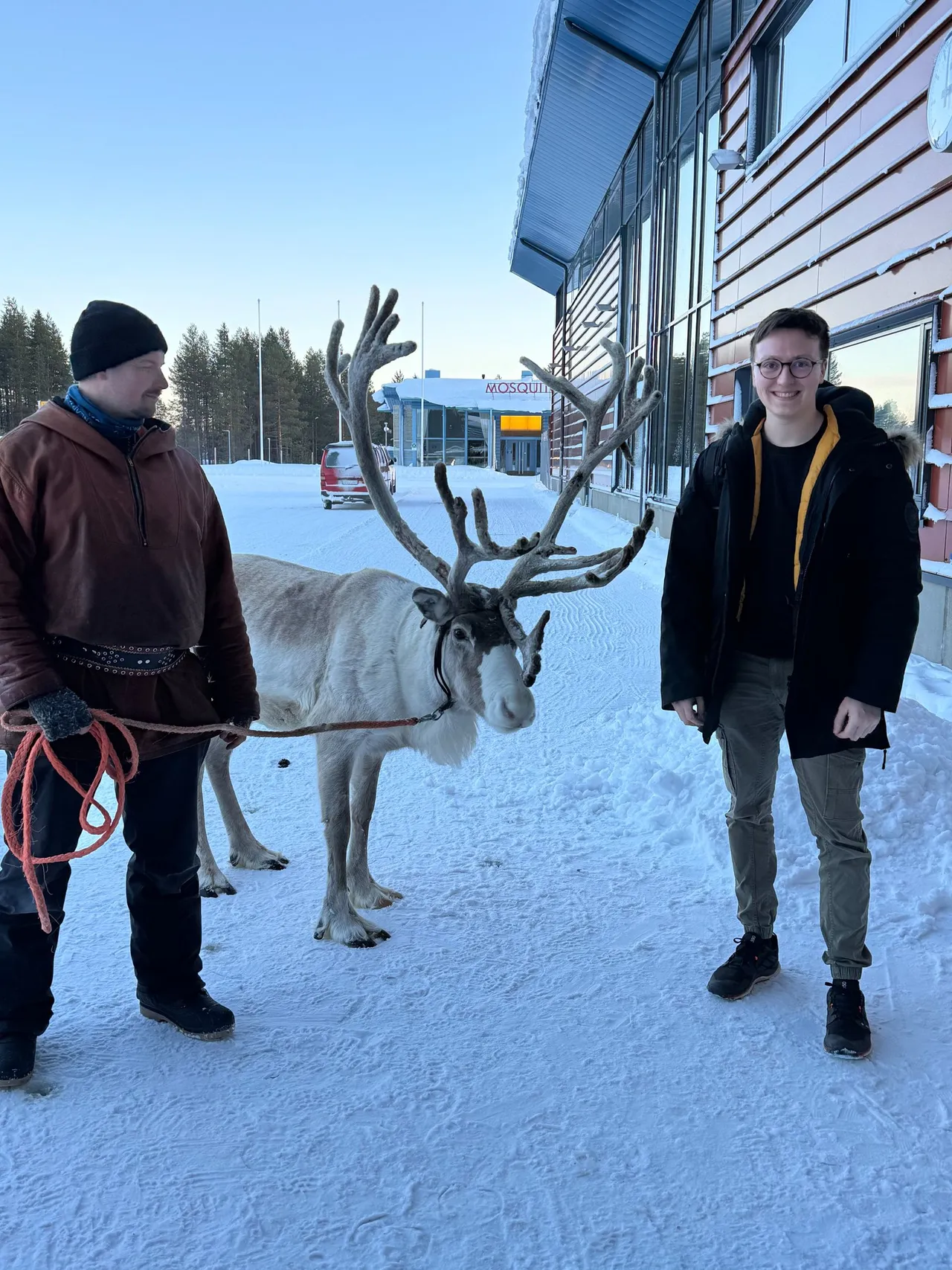 Nicolas begrüsst am Flughafen Kuusamo ein Rentier