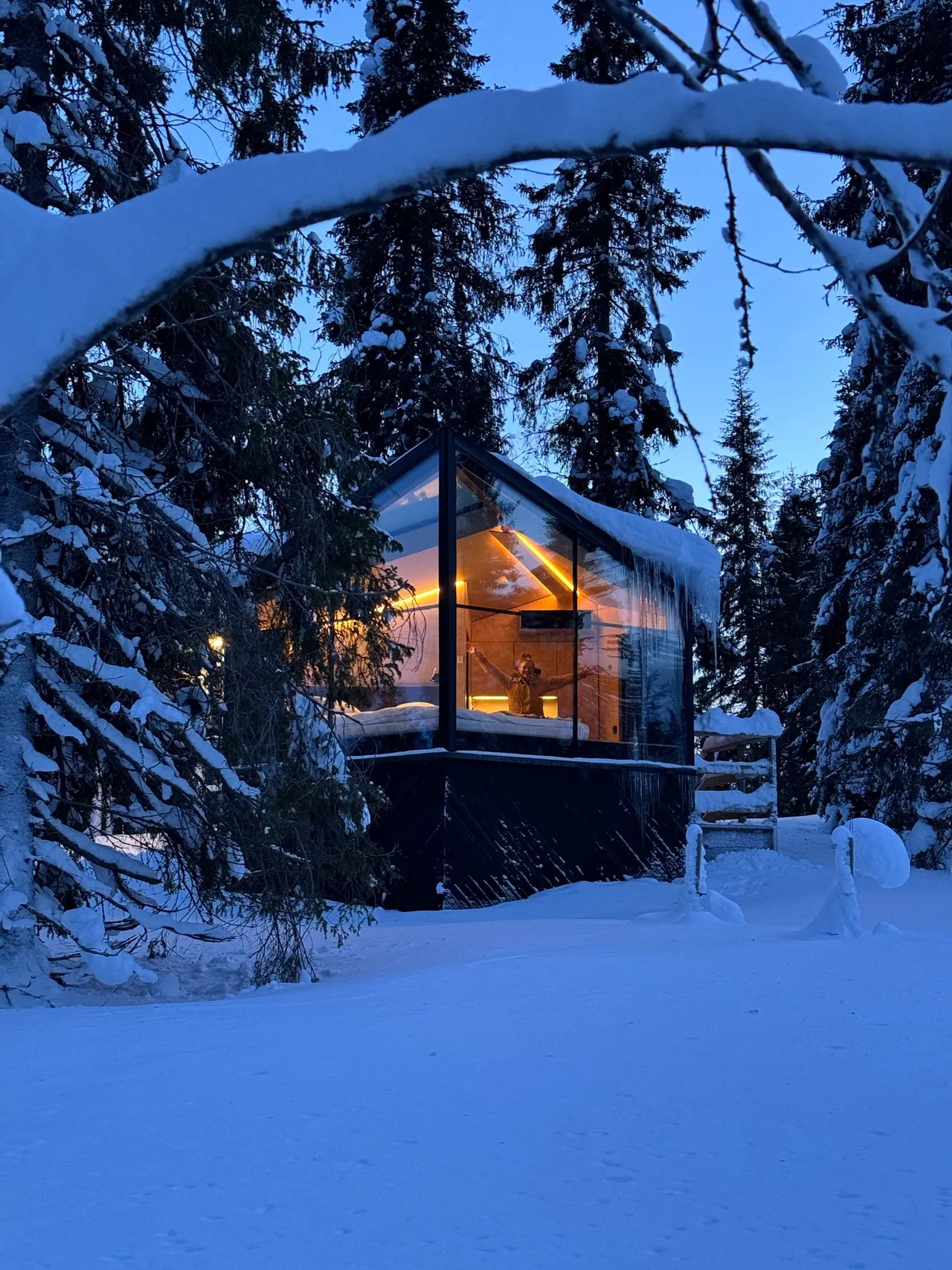 Das beleuchtete Glas-Iglu der Magical Ponds im Schnee