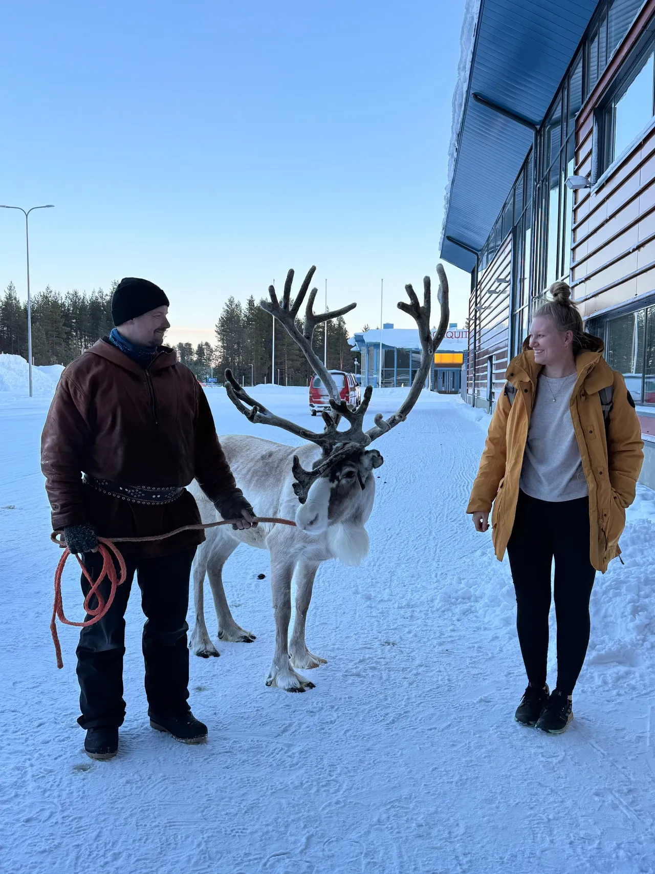 Annina und das Rentier vor dem Terminal in Kuusamo